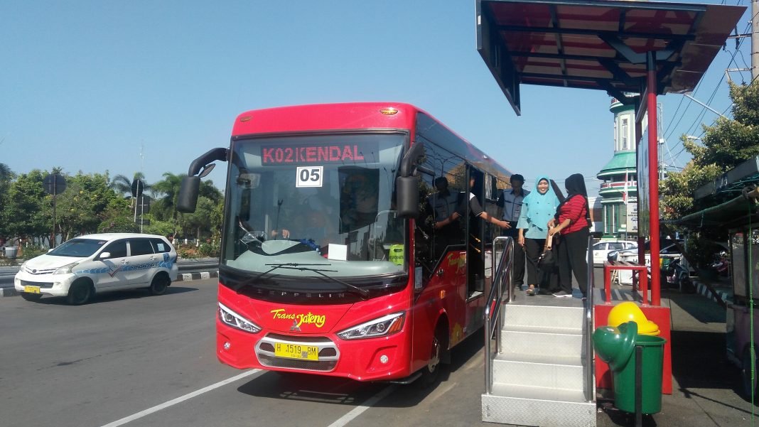 Animo Penumpang Bus Trans Jateng Rute Kendal - Semarang ...